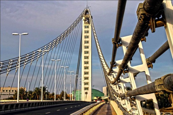 Elche acelera los trámites para encargar el estudio de seguridad del Pont del Bimil·lenari