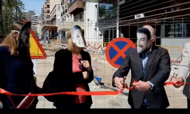 Los hosteleros de La Explanada protestan por el retraso de sus obras con una inauguración ficticia