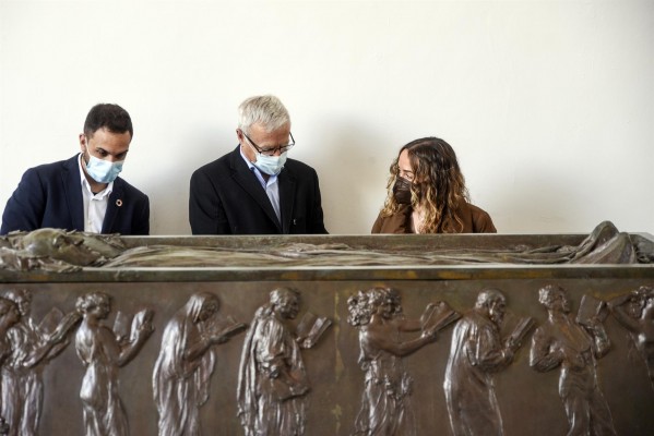 El sarcófago de Blasco Ibáñez luce ya en el cementerio de València