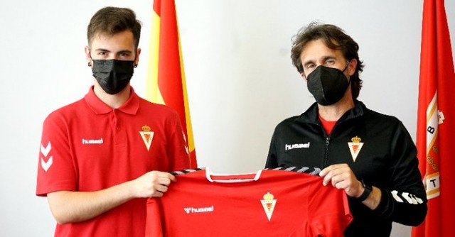 El Murcia renueva con ficha profesional al defensa juvenil Álex Ruiz