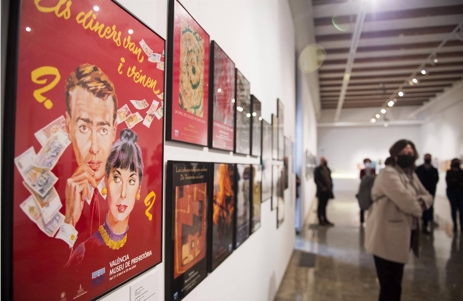 El Museu de Prehistòria invita a viajar por su historia con la exposición 'En cartell'
