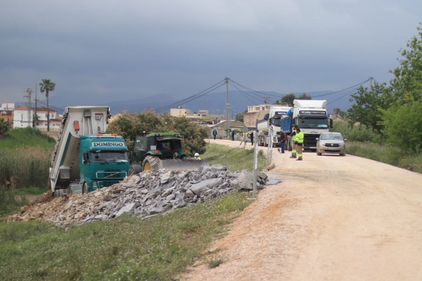 La retirada de la hormigonera que se cayó por un puente en El Raal empieza un mes después