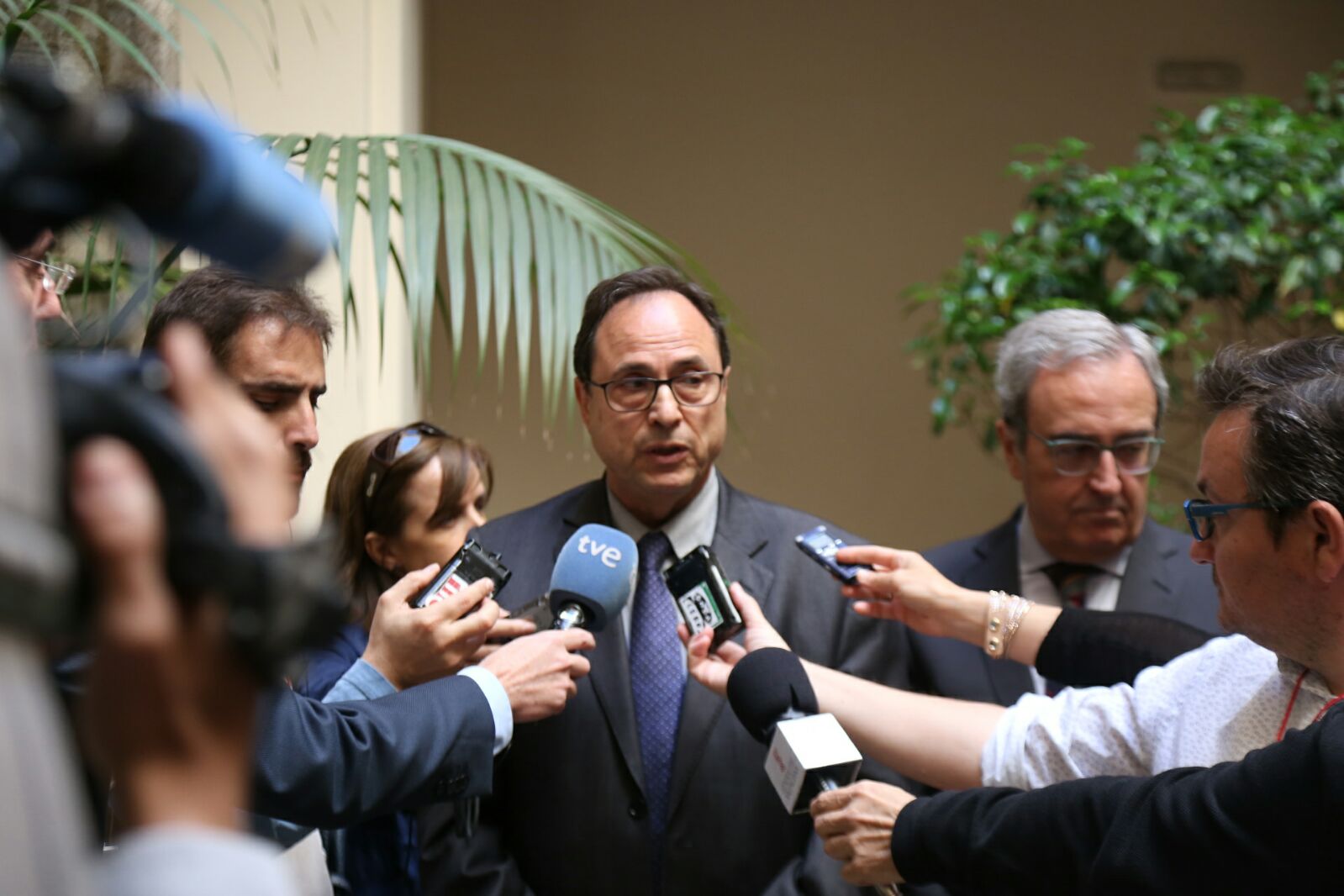 El conseller Vicent Soler, este miércoles, a la salida de la reunión. - 