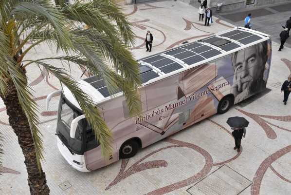 El bibliobús Manuel Vicente Segarra llega a la Plaça de Baix de Elche para fomentar la lectura entre la juventud