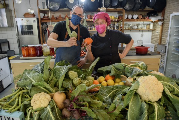 La Cantina es la cantina, y hacen un monumento al all i pebre de coliflor 
