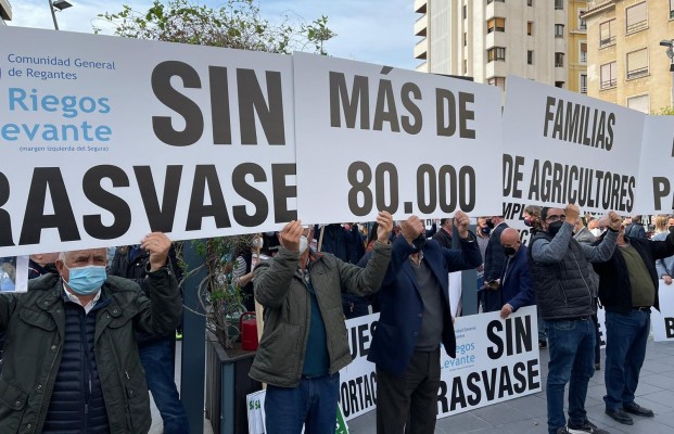 Agricultores, políticos y empresarios se unen en Alicante para protestar contra el recorte del Tajo-Segura