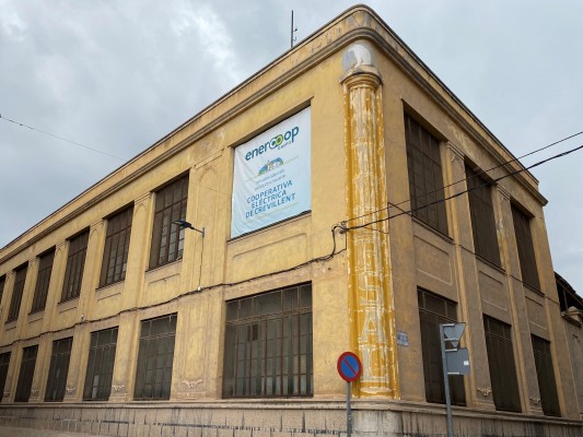 Crevillent y la Cooperativa Eléctrica acuerdan que el Museo Etnográfico y de la Alfombra se ubique en la antigua fábrica de Universal