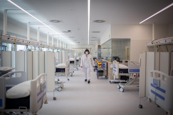  España registra 10.232 nuevos contagios, 148 muertes y una ligera reducción de la incidencia