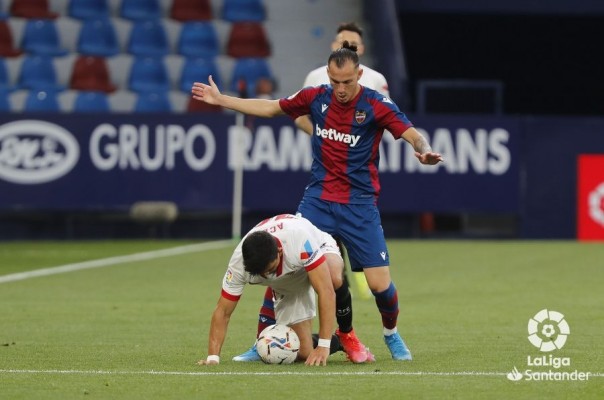 Un error grosero condena al Levante