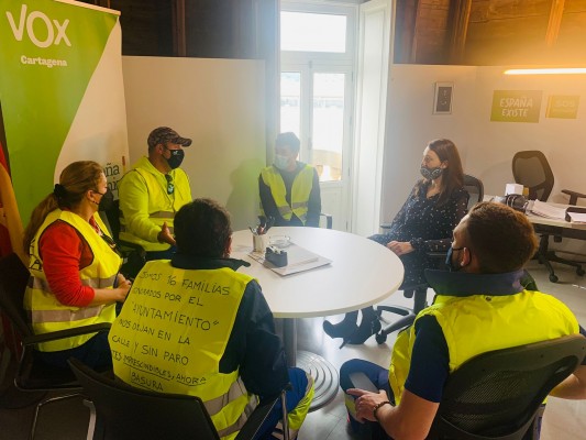 Vox anima a los vecinos a limpiar las playas de Cartagena mientras apoya a los trabajadores despedidos por FCC 