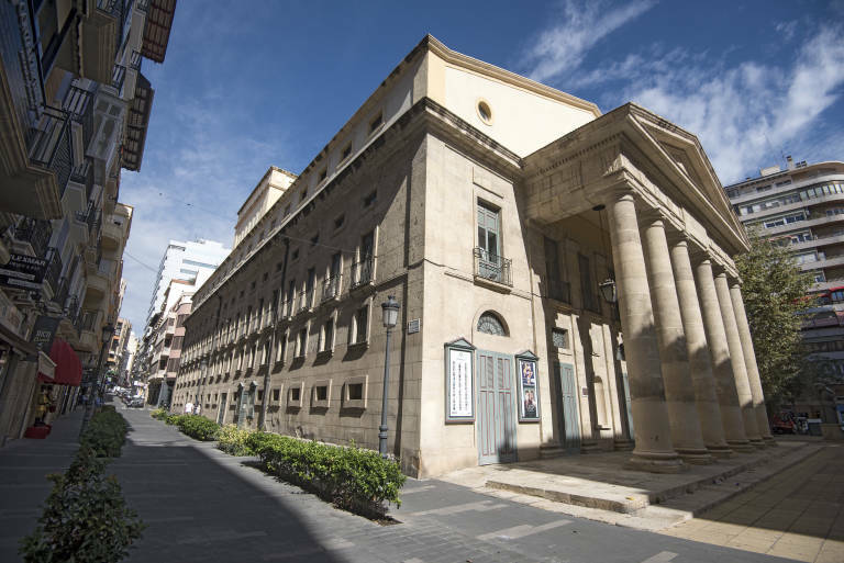 El edificio del Teatro Principal de Alicante. - 