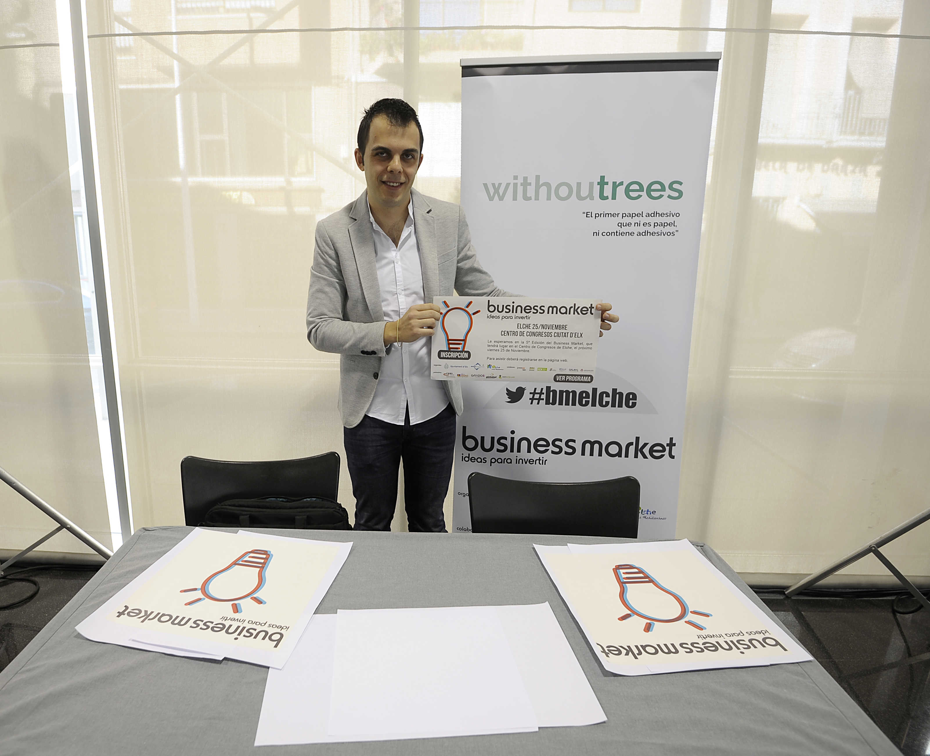 Withoutrees ultima la fabricación del primer papel adhesivo que ni es papel ni contiene pegamento