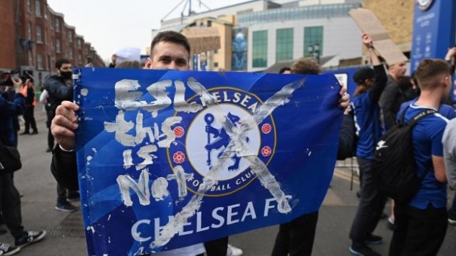 Los aficionados del Chelsea piden explicaciones a los dueños