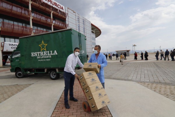 Estrella de Levante refresca la espera para la vacunación masiva en el 'Enrique Roca'