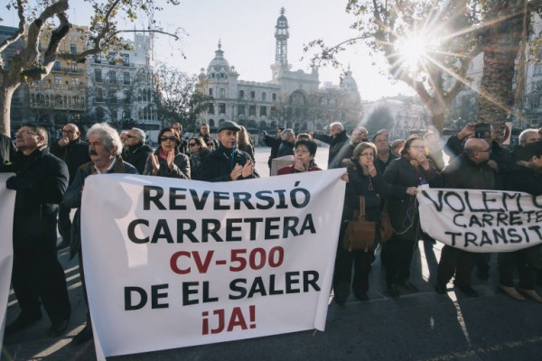 La CV-500 se le sigue atascando a Ayuntamiento y Consell: Los vecinos preparan más movilizaciones