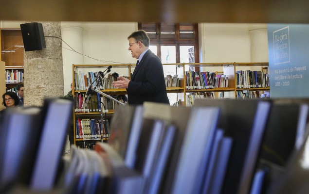 Un decreto prohíbe poner prólogos de altos cargos a los libros editados por la Generalitat