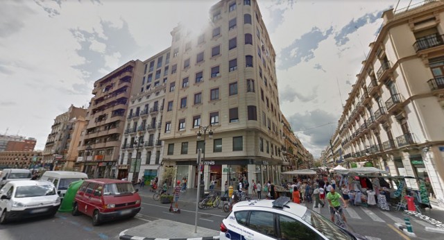 Los arcos del 'Chinatown' revuelven a los vecinos: nace la plataforma Salvem La Roqueta