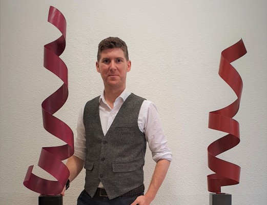 Escultura en movimiento para pensar sobre el futuro: 'Los tres pilares' de José Soler fluyen en la galería Babel