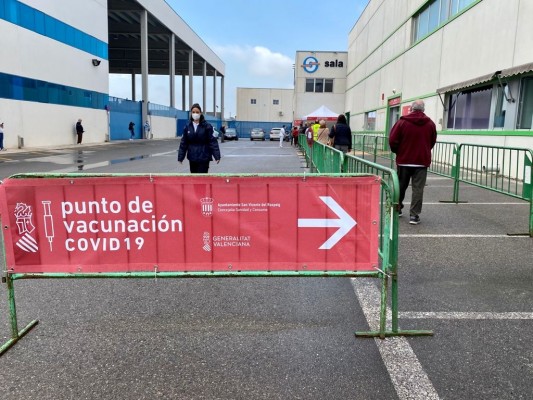 La vacunación masiva arranca en San Vicente con 1.000 personas citadas; el martes se prevén 500