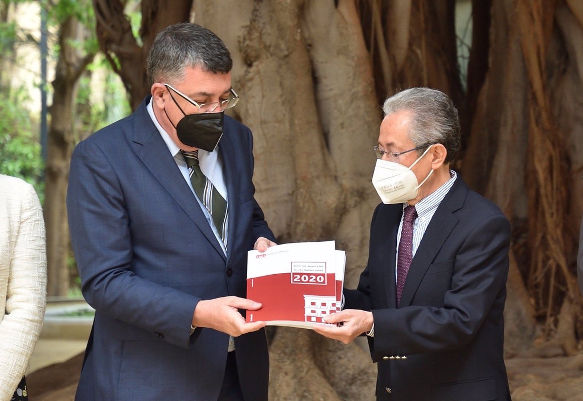 Ángel Luna entrega al presidente de Les Corts, Enric Morera, la memoria de la institución. Foto: FLICKER CORTS - 