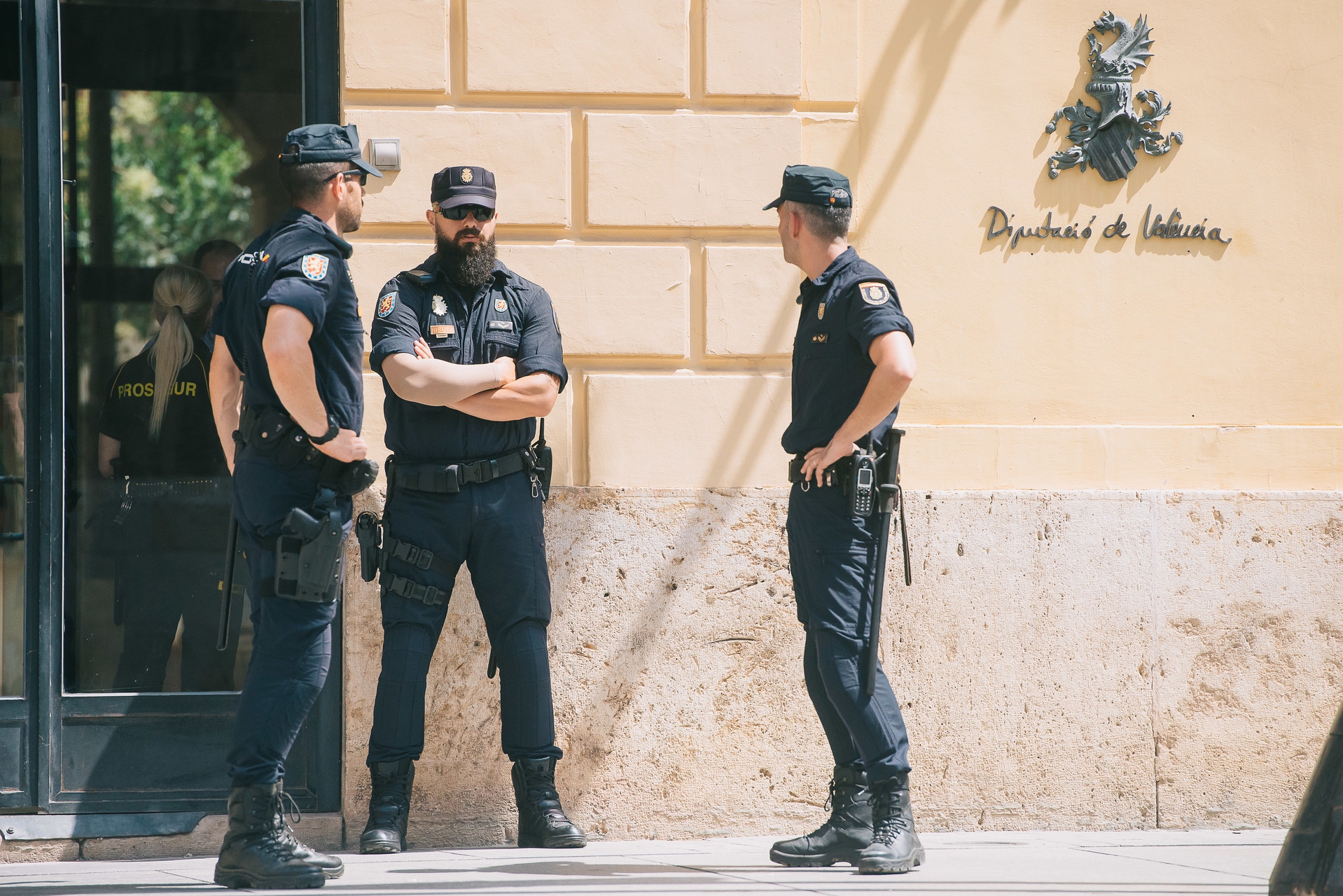Agentes de la Policía Nacional en la Diputación de Valencia. Foto: KIKE TABERNER - 