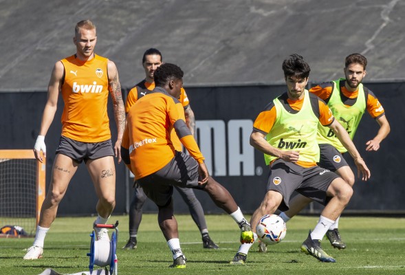 Carlos Soler prueba con balón en Paterna, pero no completa la sesión y será baja