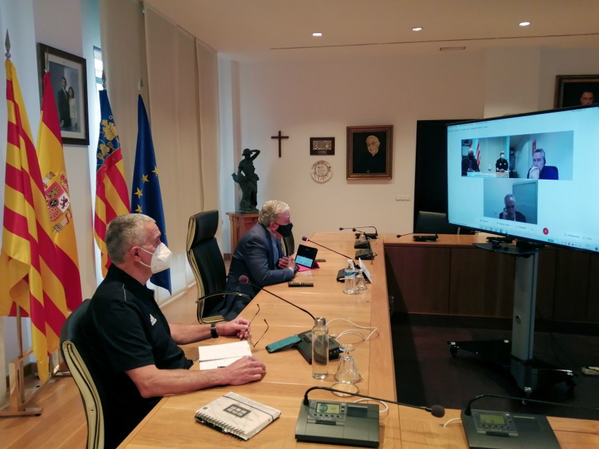 El concejal de Deportes, Javier Serralvo, al fondo, y el jefe del Servei Municipal d’Esports, José Ramón Cantavella (en primer término), en la comisión mixta del CTE de Vila-real.  - 