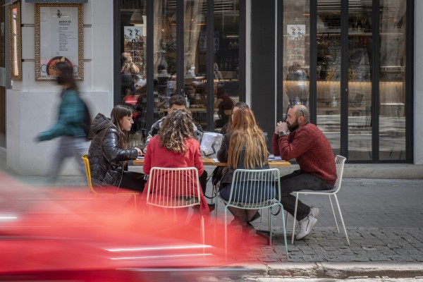 España notifica 21.071 casos y 121 muertes, con la incidencia subiendo a 230