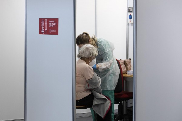 España administra 522.844 dosis durante el fin de semana, superando las 12,8 millones en total
