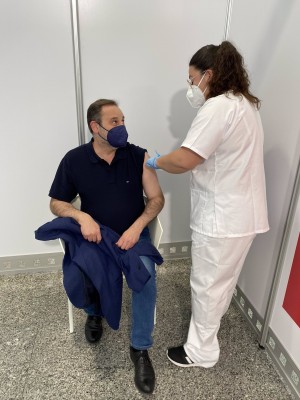 El ministro Ábalos recibe la primera dosis de AstraZeneca en València