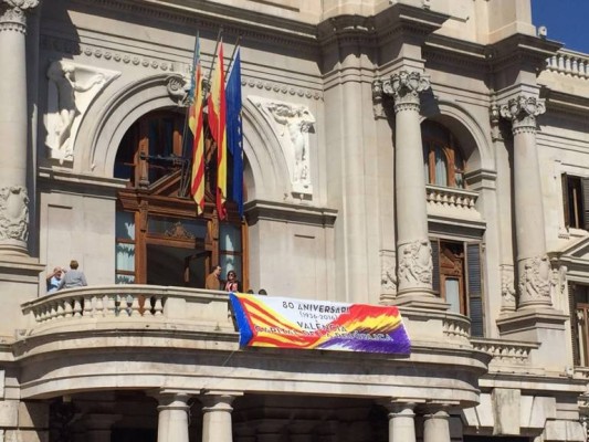 Ocho ayuntamientos de Valencia cuelgan banderas republicanas en los balcones