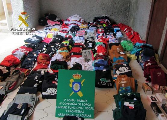 Golpe al fraude comercial en Águilas: intervienen 350 prendas falsificadas en el escaparate y a plena vista 