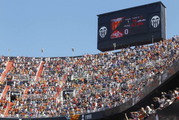 Historias de Mestalla: Noches de neón y vídeos gigantes