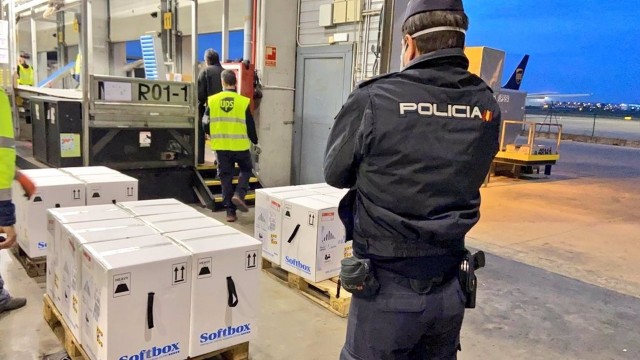 Nueva remesa de vacunas para la Comunitat: llegan más de 125.000 dosis de Pfizer