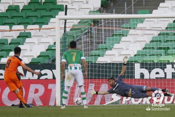 Carlos Soler se retira del campo con molestias y Piccini vuelve a jugar