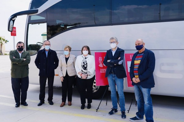 Un servicio de autobuses gratuitos facilitará el acceso a los puntos de vacunación en IFA y Ciudad de la Luz