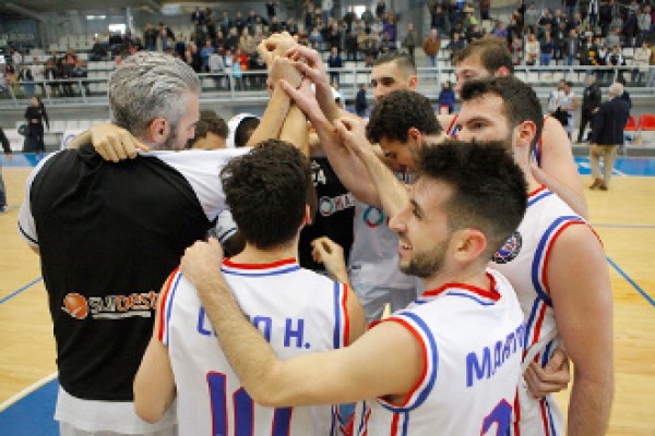 Derbi a las puertas del 'play-off'