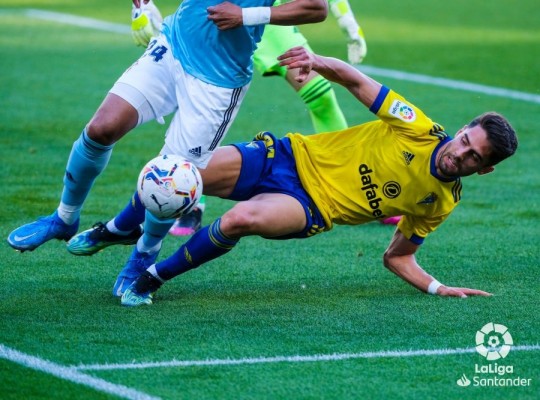 Rubén Sobrino roza el gol en el empate del Cádiz