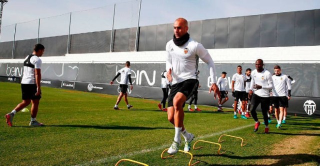 El Valencia recibe al Sevilla con siete jugadores al borde de la suspensión