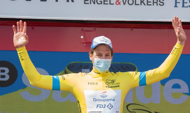 Stefan Küng se viste de amarillo en Almenara tras un fatal pinchazo de Enric Mas