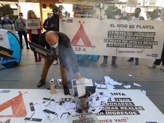 Pubs y discotecas queman facturas frente al Palau de la Generalitat por 