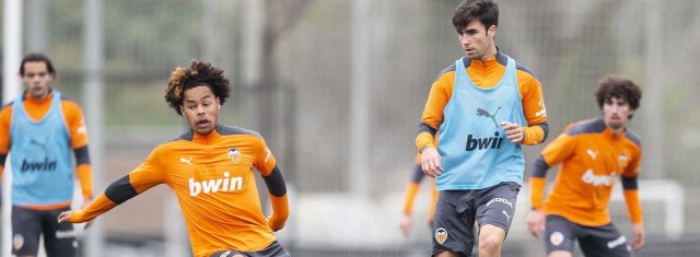 El colista Mestalla visita al Prat con la urgencia de ganar