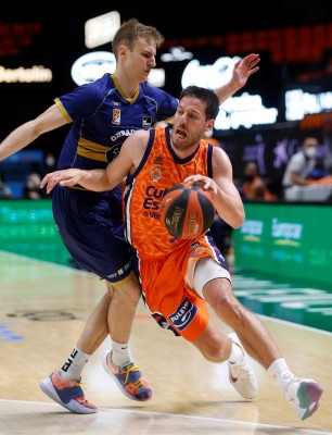 Valencia Basket se aferra a la quinta plaza ante un Obradoiro que llegó tarde 
