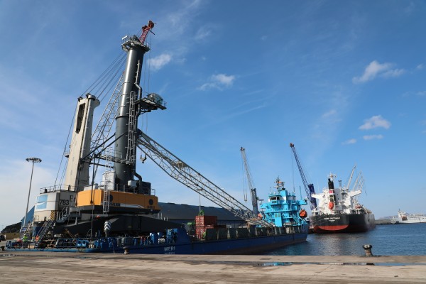 El Puerto cuenta con una nueva grúa que mueve 145 toneladas y mejora un 20% el rendimiento
