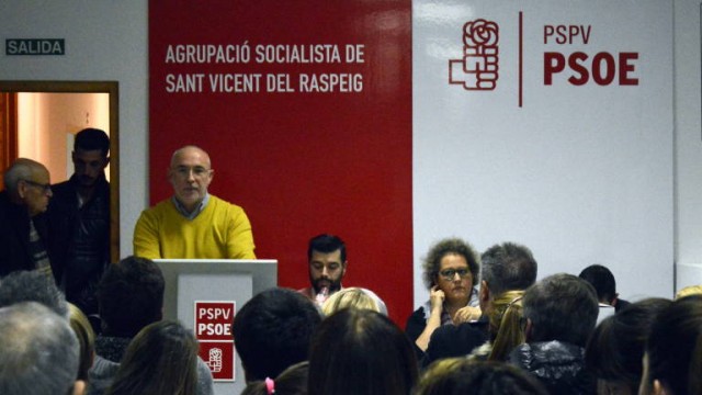 Militantes del PSOE de San Vicente se pronuncian: muestran apoyo a los funcionarios, a Villar y a París