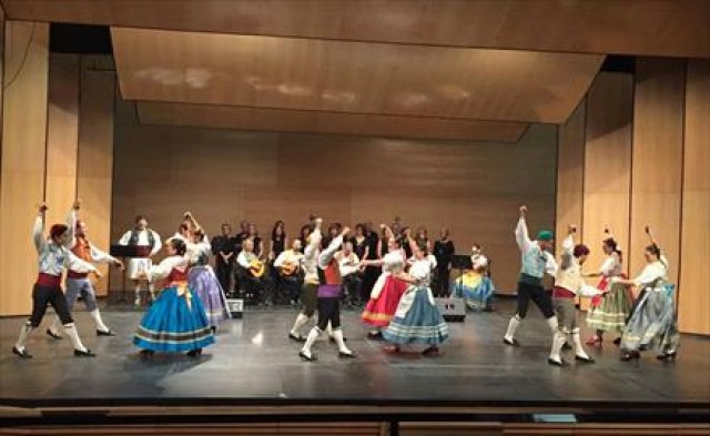 El grupo La Senyera lleva la danza a La Beneficència