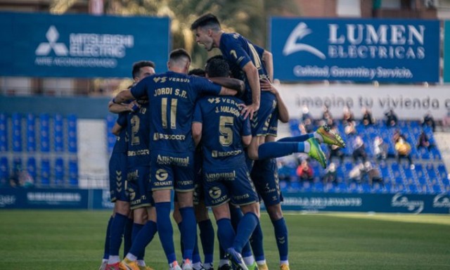 El UCAM defiende el liderato para llegar a Segunda en Algeciras y el Murcia viaja a Canarias obligado 