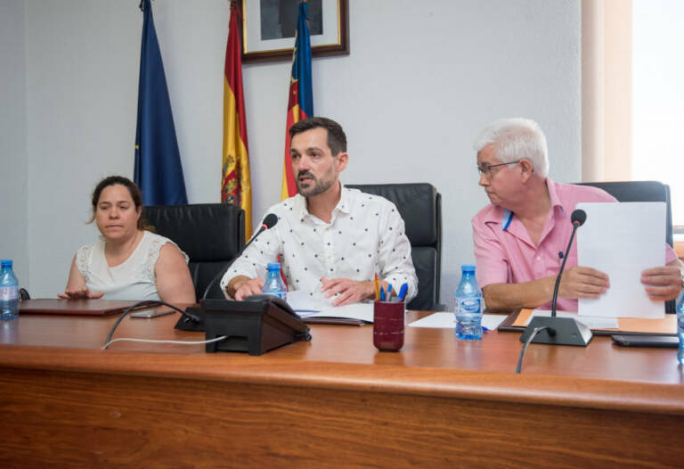 El alcalde de Benitatxell, Miquel García, con el interventor del consistorio. Foto RAFA MOLINA - 