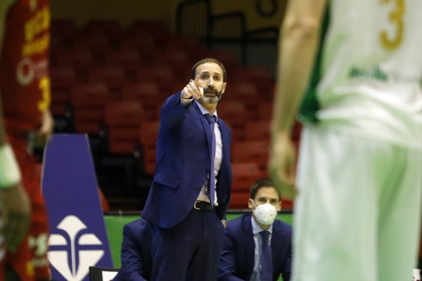 El UCAM CB, que enlaza tres victorias tres años después, se queda a ocho puntos de su mayor paliza