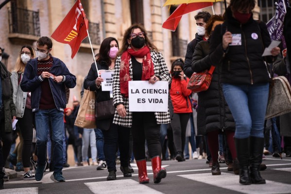 Investigadores protestan en València contra una reforma de ley que 